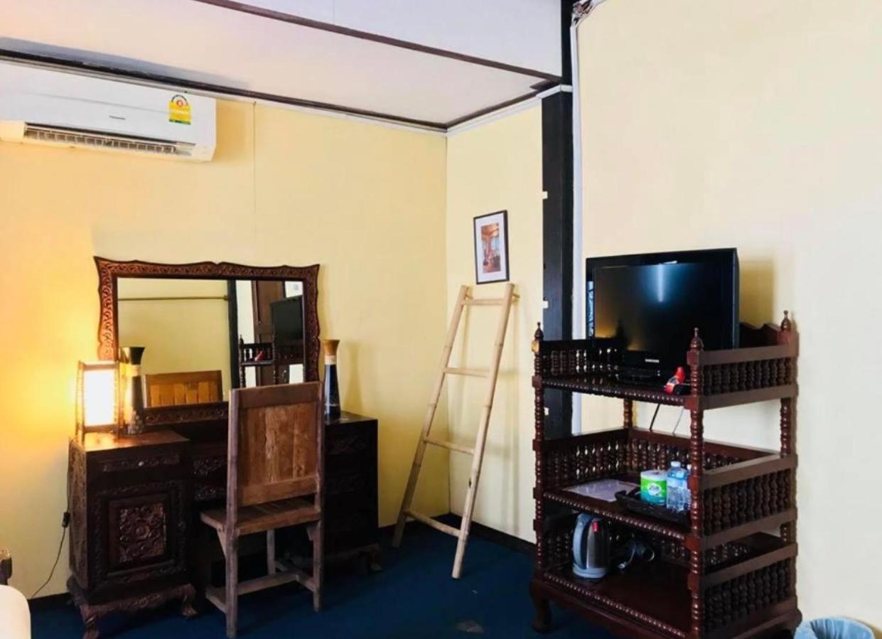Nearthepark Boutique House Hostel Chiang Mai Exterior photo
